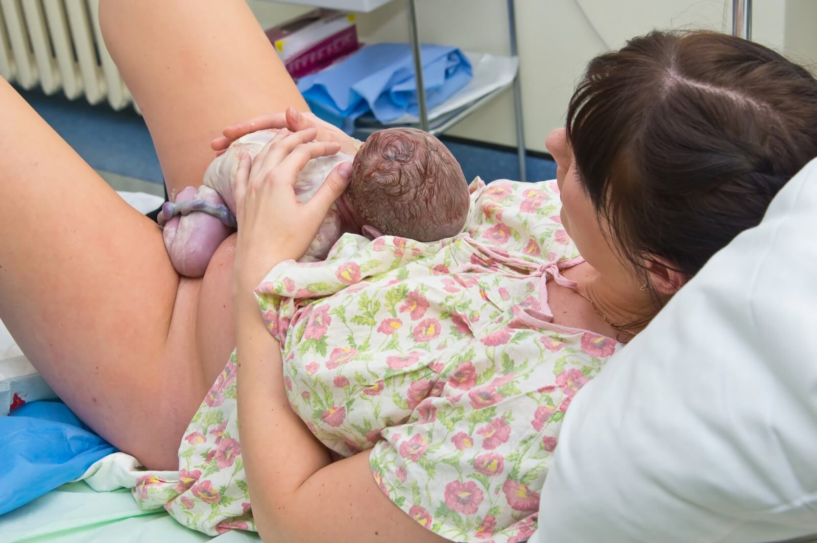 התרומה של מגע עור לעור לאחר לידה - ארגון המיילדות בישראל